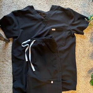 Black top and pants figs